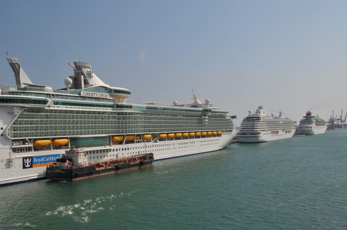 Mehrere Kreuzfahrtschiffe im Hafen mit der Liberty of the Seas im Vordergrund Mehrere Kreuzfahrtschiffe liegen im Hafen, darunter die Liberty of the Seas von Royal Caribbean im Vordergrund.